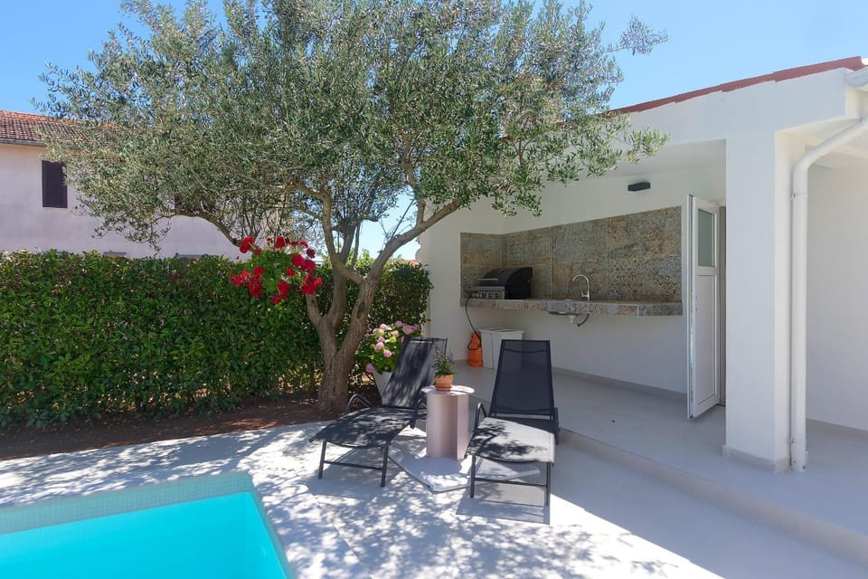 Balcony/Terrace, Pool view, Swimming pool, sunbed
