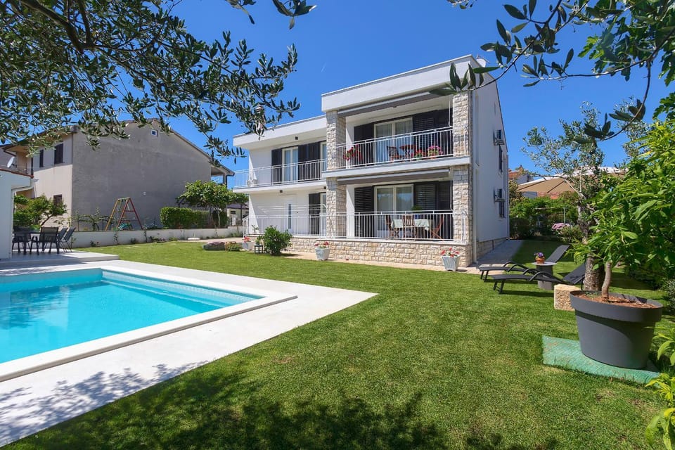 Property building, Garden, Pool view, Swimming pool
