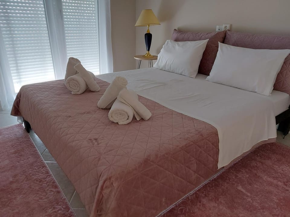 Bed, Other, Bedroom, towels, towels