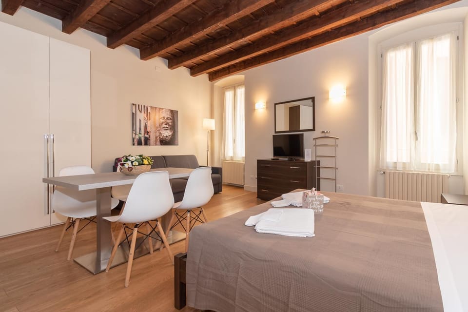 Photo of the whole room, Dining area