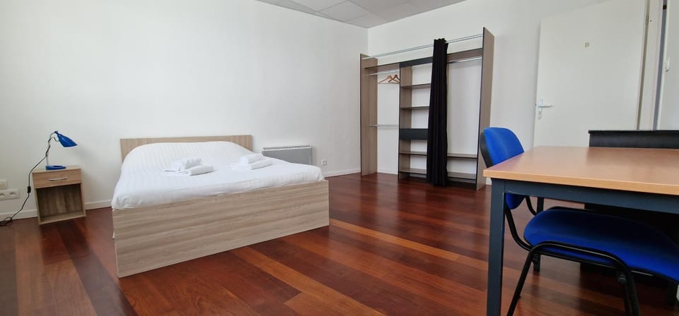 Bed, Photo of the whole room, Seating area, storage