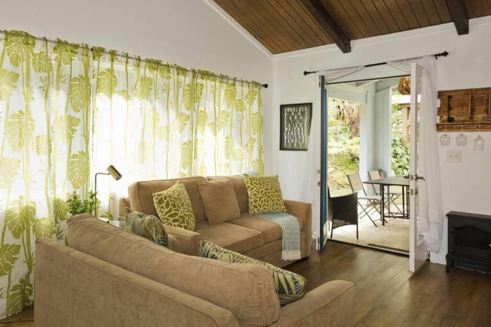 Romantic Retreat, Relax at Hot-tub, Indoor & Outdoor shower, firepit, 5 min to Hawaii Volcano park House in Volcano
