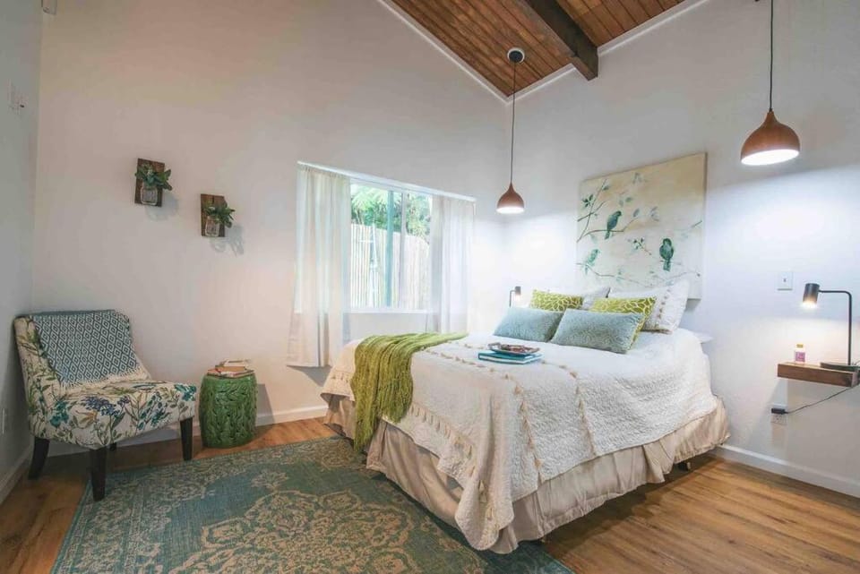 Romantic Retreat, Relax at Hot-tub, Indoor & Outdoor shower, firepit, 5 min to Hawaii Volcano park House in Volcano