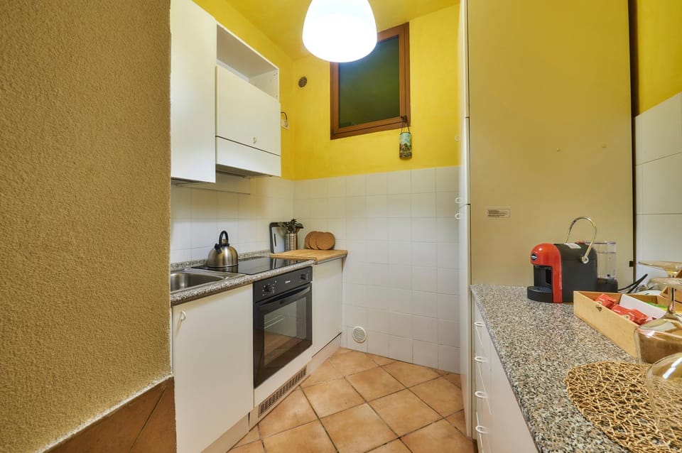 Coffee/tea facilities, Kitchen or kitchenette, oven, stove