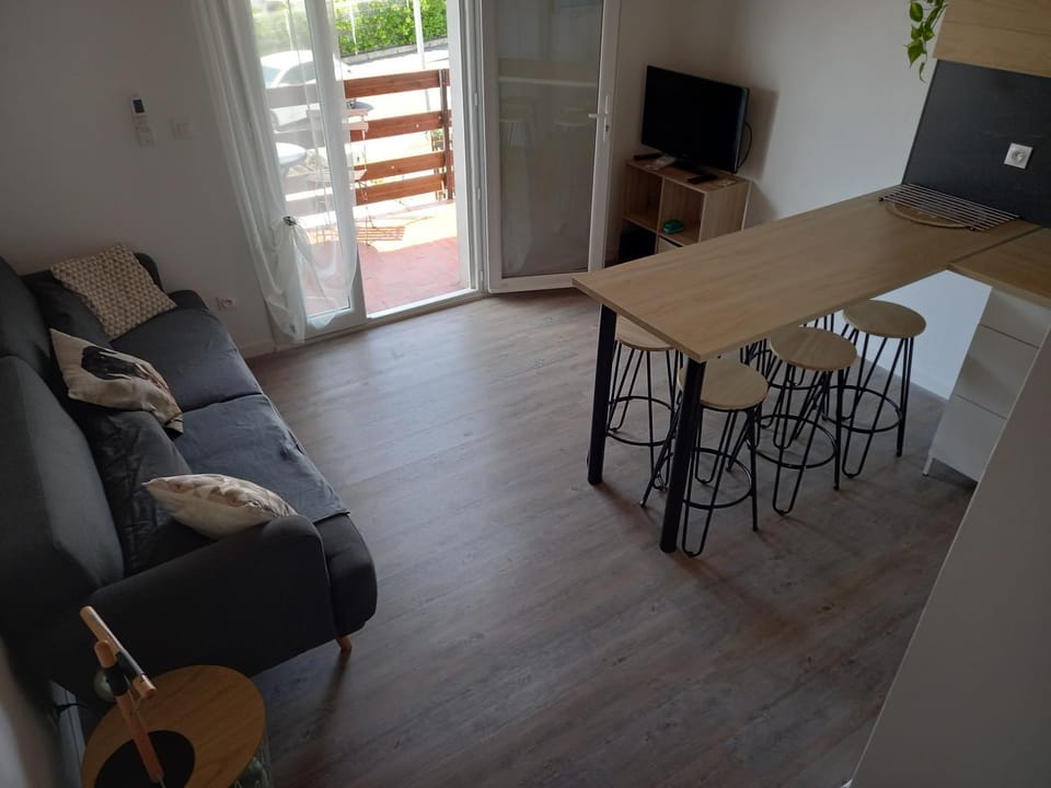 Les Cyclades, T3 climatisé, terrasse, 500m plage Apartment in Agde