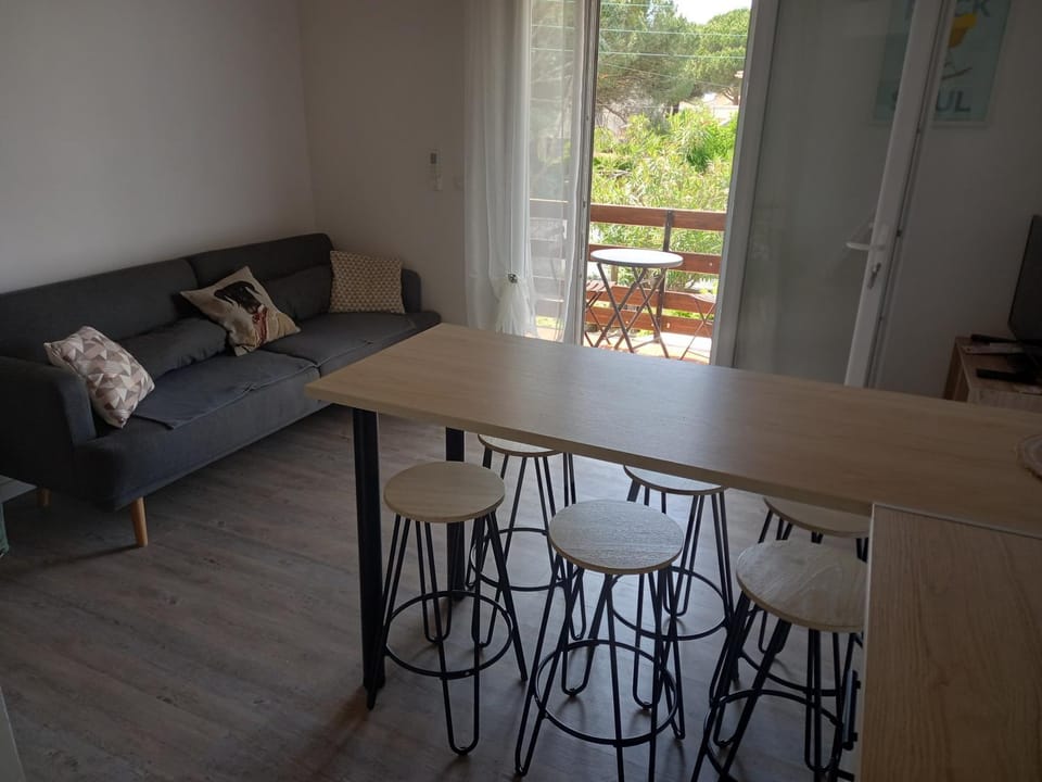 Les Cyclades, T3 climatisé, terrasse, 500m plage Apartment in Agde