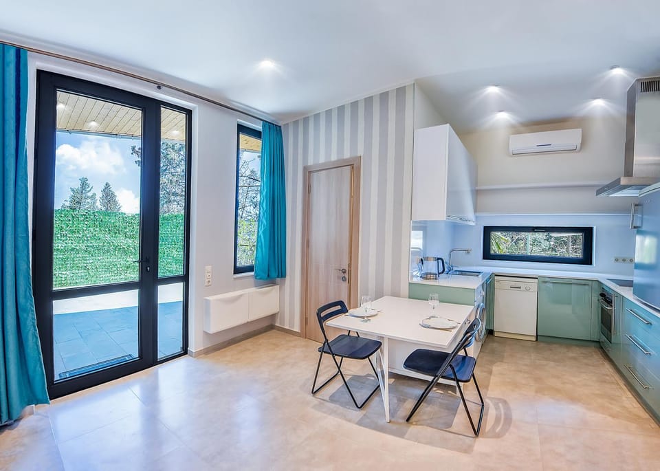 Kitchen or kitchenette, Photo of the whole room, Seating area, Dining area