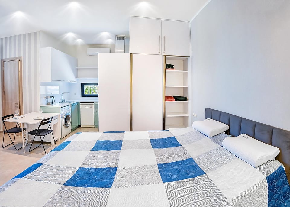 Bed, Photo of the whole room, wardrobe