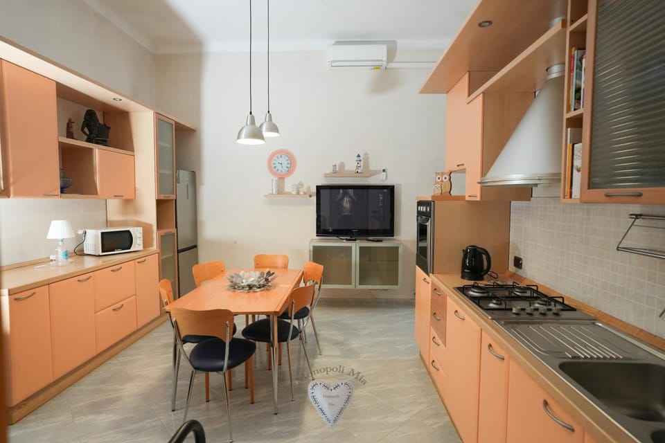 Kitchen or kitchenette, Dining area, oven, stove