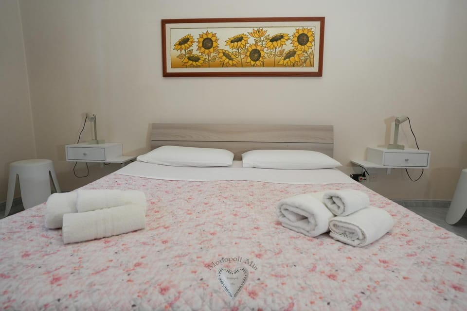 Bed, Bedroom, towels