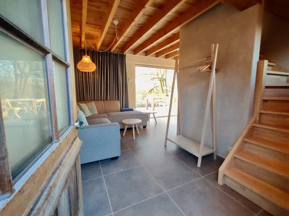 Property building, Facade/entrance, Balcony/Terrace, Living room, Seating area