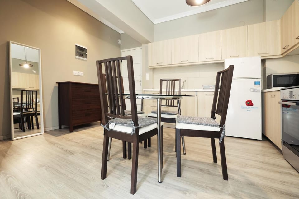 Kitchen or kitchenette, Dining area