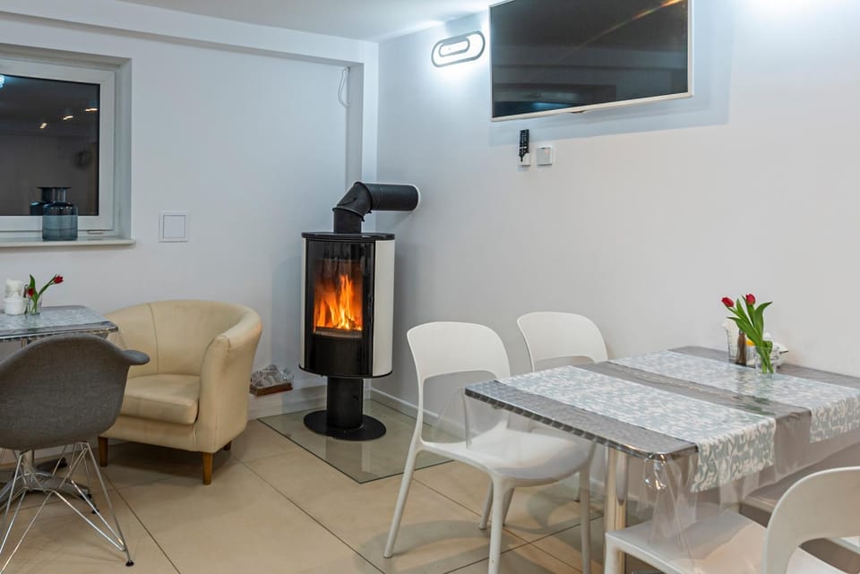 Communal lounge/ TV room, TV and multimedia, Decorative detail, Seating area, Dining area, flat iron, hair dresser