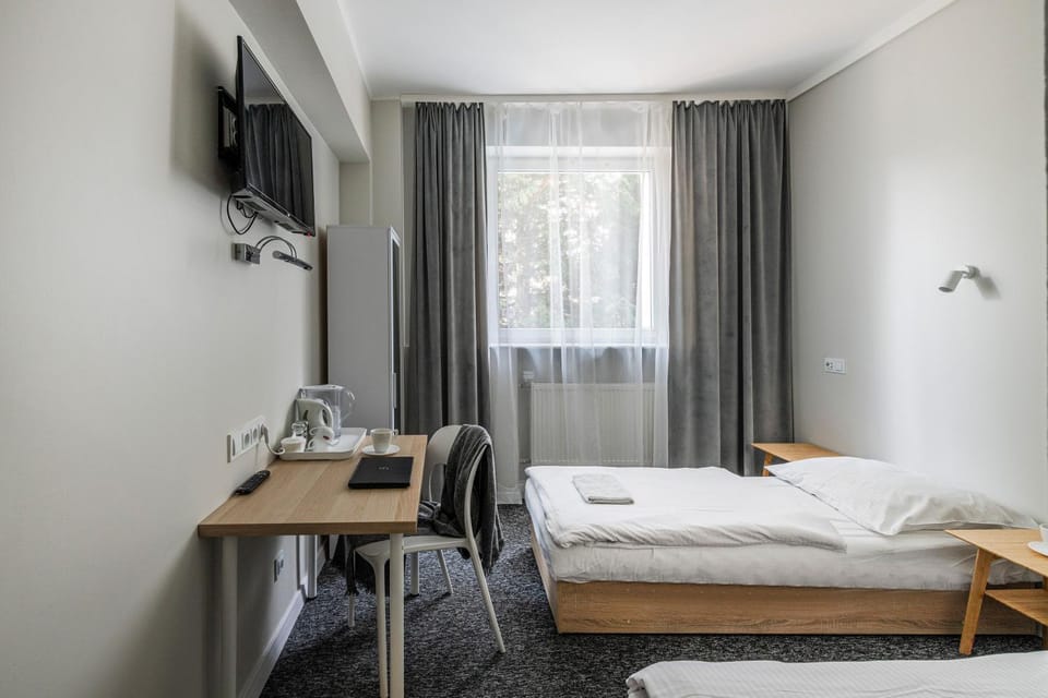 Bed, TV and multimedia, Photo of the whole room, Bedroom, hair dresser, towels