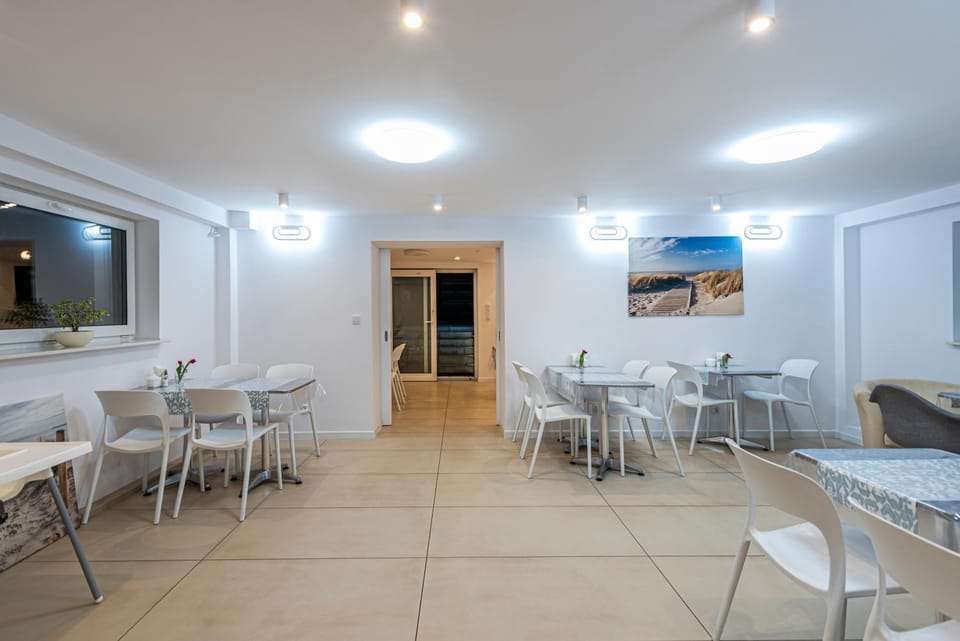 Natural landscape, Decorative detail, Seating area, Dining area, hair dresser, kitchen