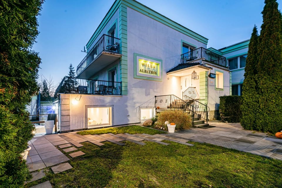 Property building, Facade/entrance, Off site, Natural landscape, Garden, Balcony/Terrace, Other, Location, hair dresser