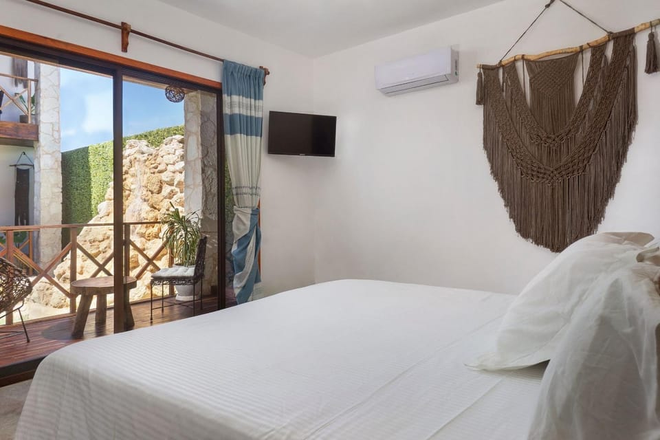 Bed, TV and multimedia, View (from property/room), Balcony/Terrace, Photo of the whole room