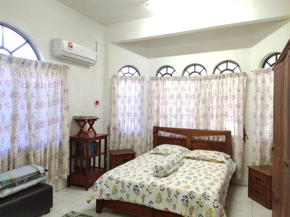 Photo of the whole room, Bedroom, fireplace, air conditioner