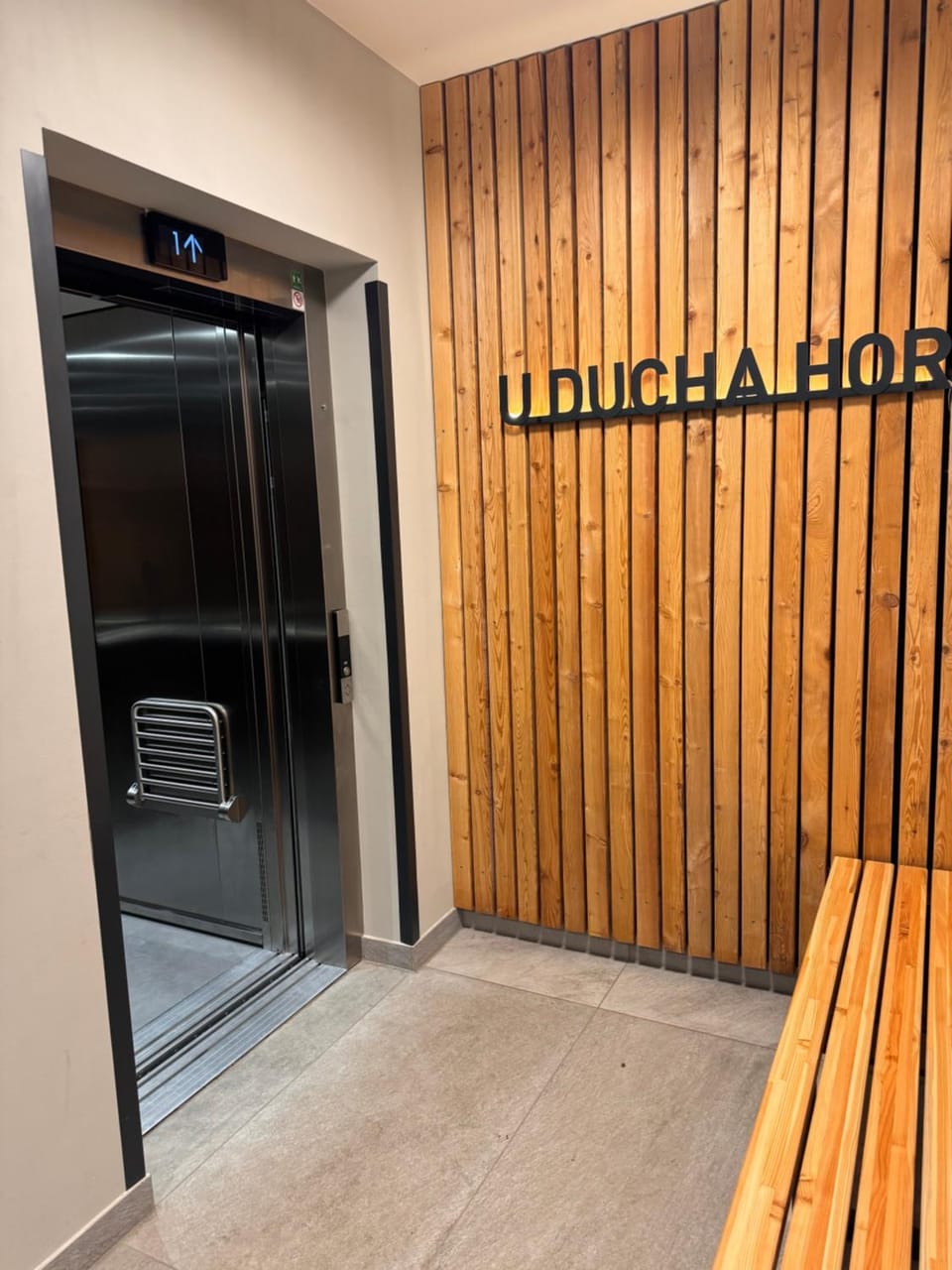 Luxusní apartmán GRAND v centru Harrachova se saunou, wallboxem EV, parkováním zdarma, s velkým balkonem a výhledem na Čertovu horu, sjezdovku a skokanské můstky Apartment in Lower Silesian Voivodeship