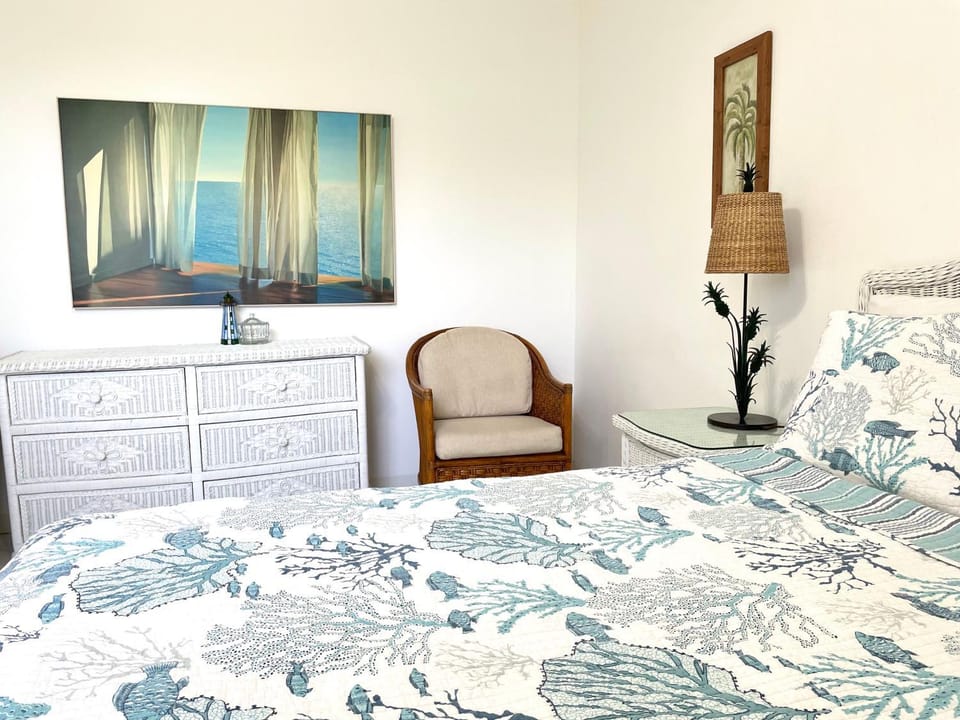 Bed, Decorative detail, Bedroom
