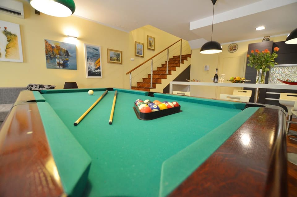 Game Room, Living room