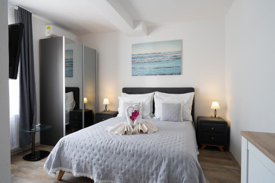 Bed, Photo of the whole room, Bedroom, wardrobe, air conditioner