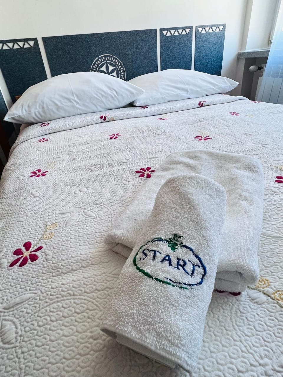 Bed, Photo of the whole room, Bedroom, towels