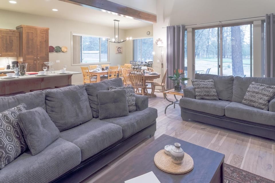 Pine Post Lodge House in Deschutes River Woods