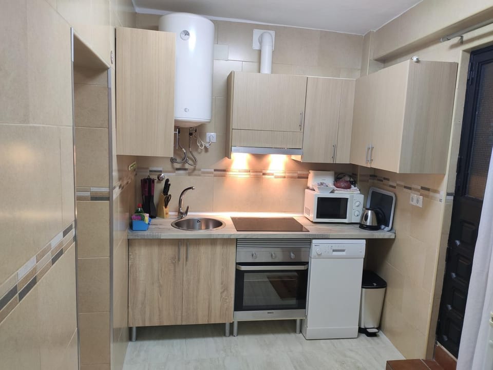 Coffee/tea facilities, Kitchen or kitchenette, dishwasher, oven, stove, toaster