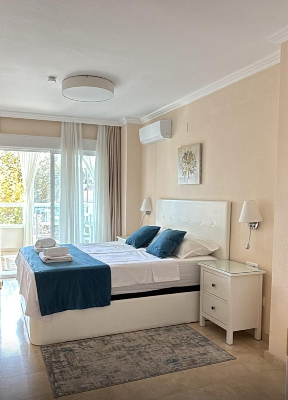 Bed, Photo of the whole room, Seating area, Bedroom, air conditioner