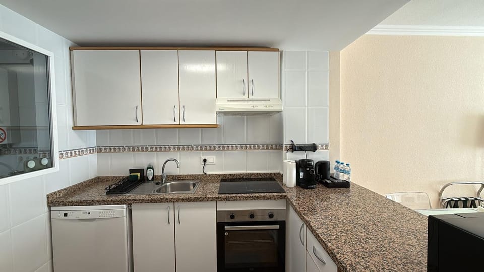 Coffee/tea facilities, Kitchen or kitchenette, dishwasher, minibar, oven, stove, toaster