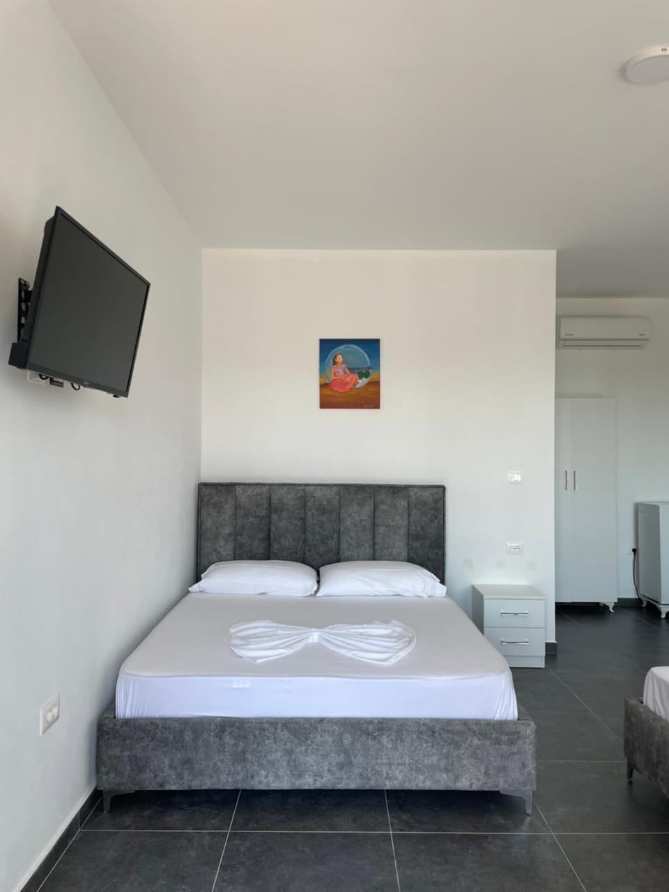 Bed, TV and multimedia, Photo of the whole room, Bedroom, towels, air conditioner