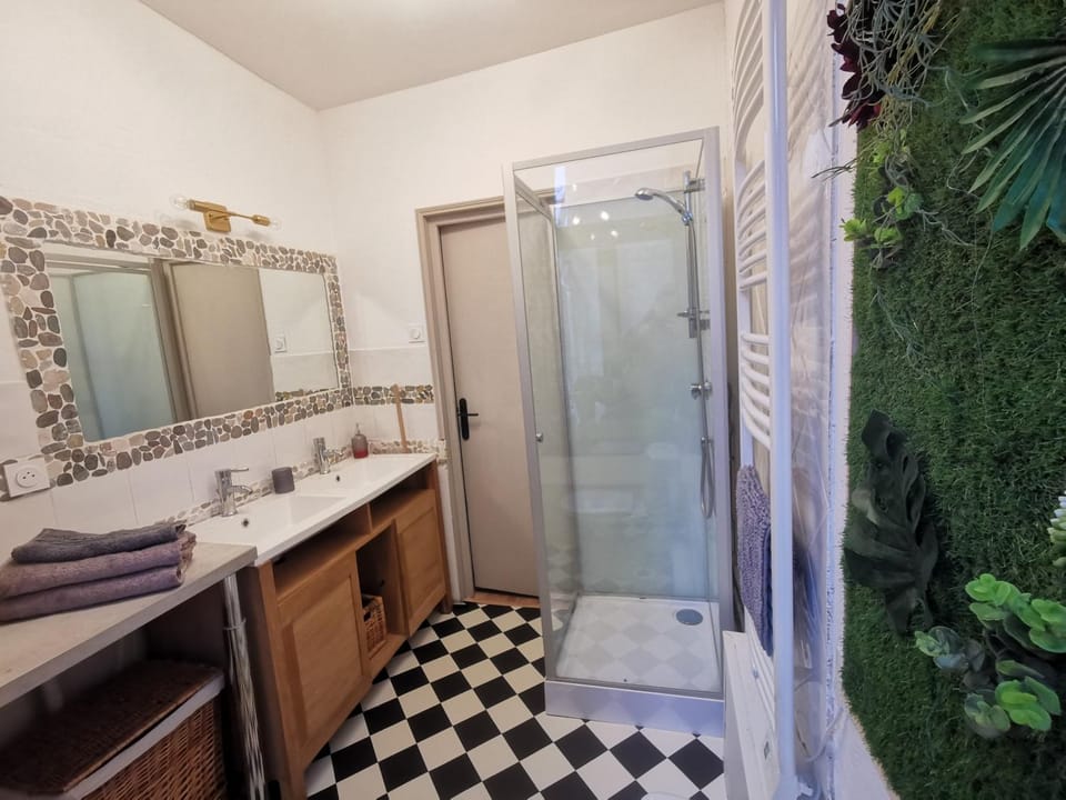 Shower, Toilet, towels