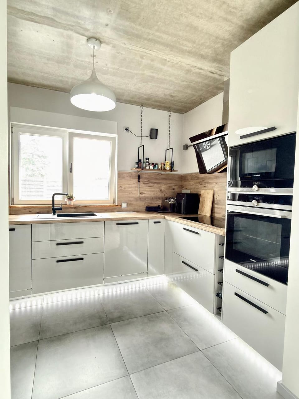 Kitchen or kitchenette, dishwasher, oven, stove