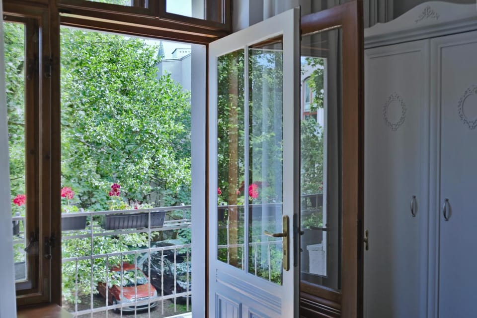 View (from property/room), Balcony/Terrace, Street view, Quiet street view, wardrobe