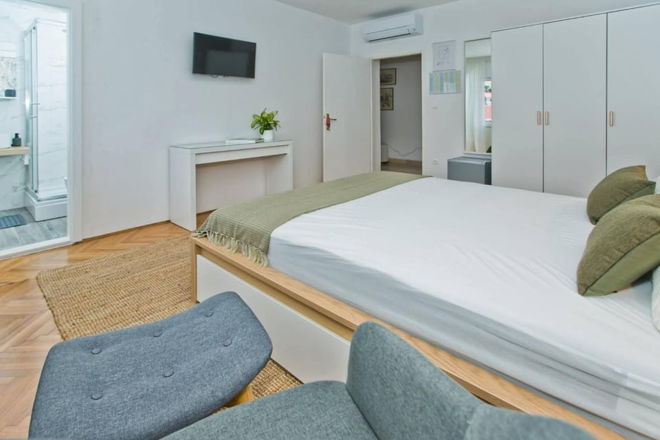 Bed, TV and multimedia, Photo of the whole room, Bedroom, wardrobe