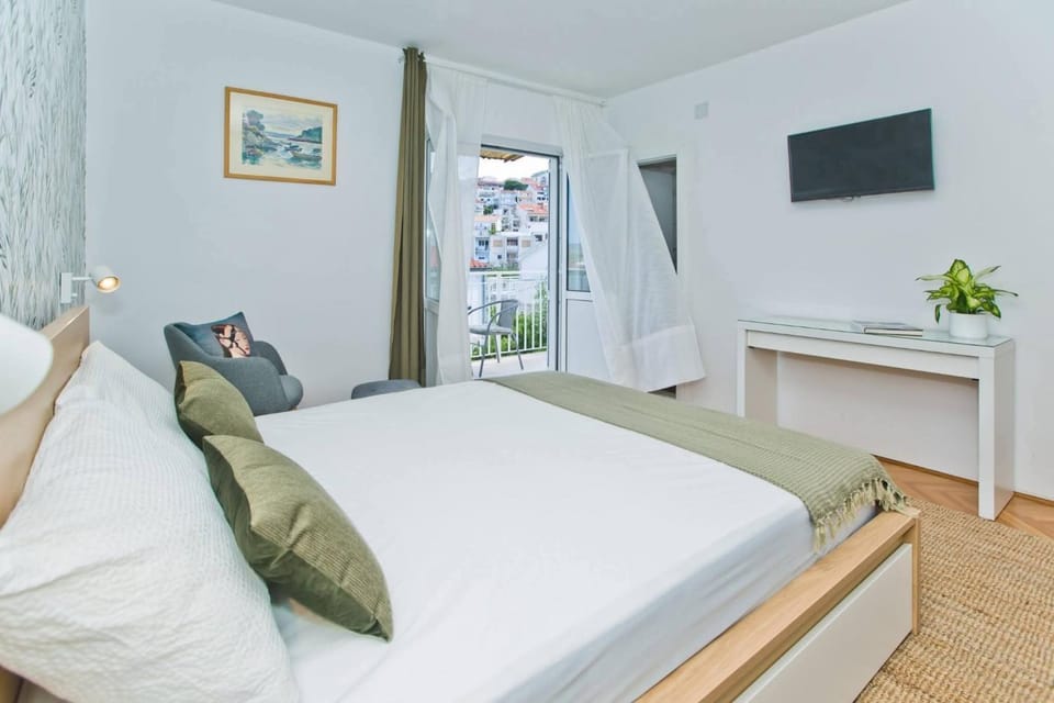 Bed, TV and multimedia, Photo of the whole room, Bedroom