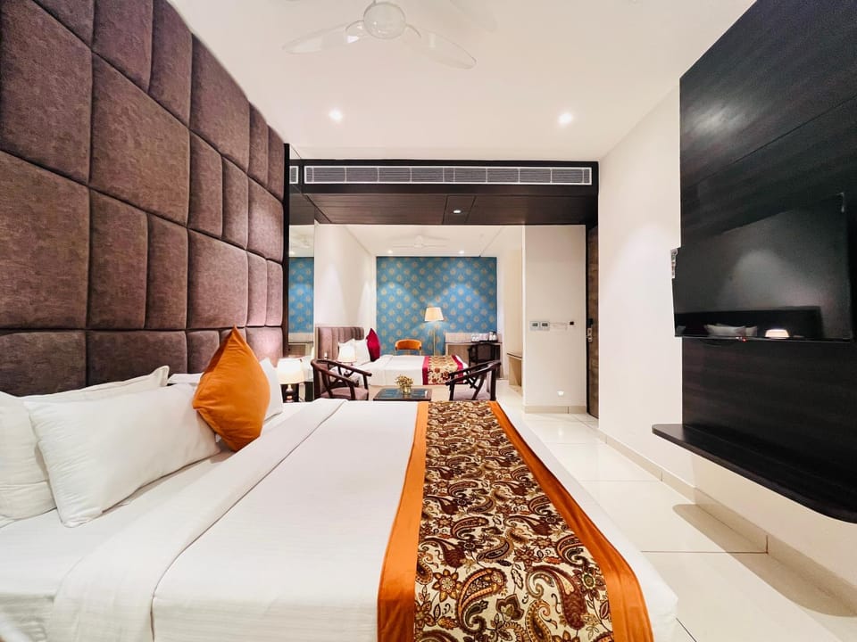 Bed, TV and multimedia, Photo of the whole room, Seating area, Bedroom