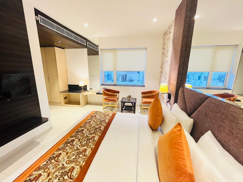 Bed, TV and multimedia, Photo of the whole room, Seating area, Bedroom