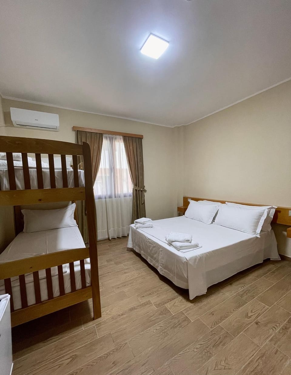 Bed, Photo of the whole room, bunk bed