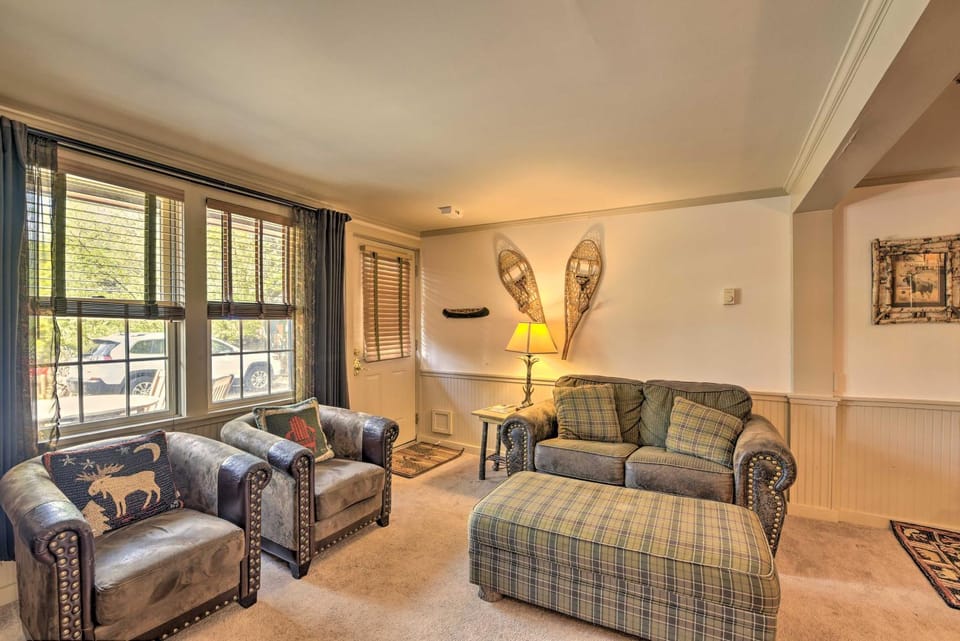 Townhome w/ Deck: Walk to Mirror Lake & Main St! House in Lake Placid