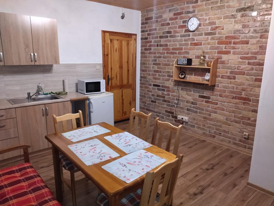 Coffee/tea facilities, Kitchen or kitchenette, Dining area, stove, toaster