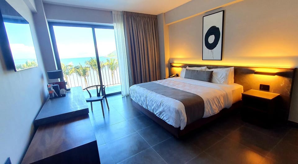 Bed, Natural landscape, Photo of the whole room, Bedroom