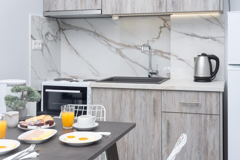 Kitchen or kitchenette, Dining area