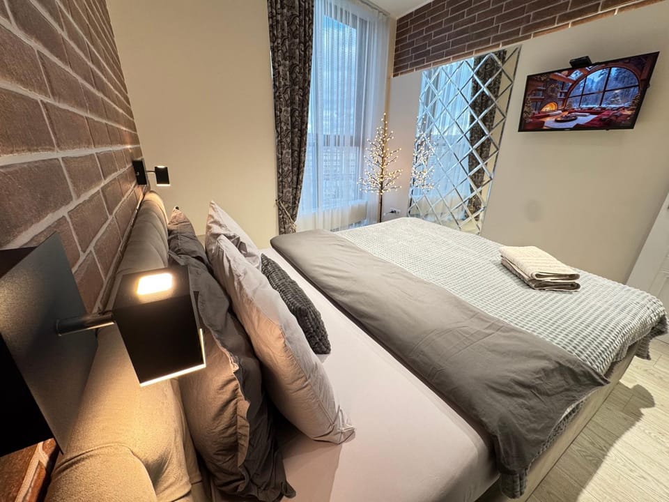 Bed, TV and multimedia, Photo of the whole room, Bedroom