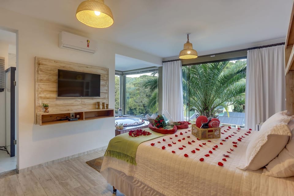 Bed, Hot Tub, TV and multimedia, Garden view