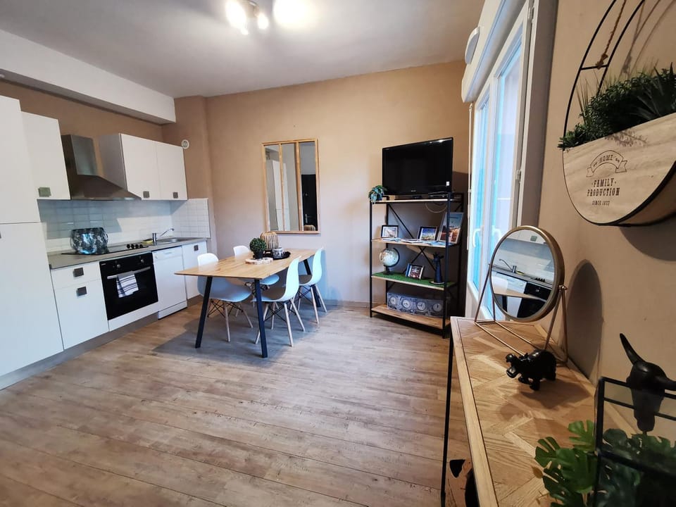 TV and multimedia, Kitchen or kitchenette, Dining area, minibar, pet friendly, stove