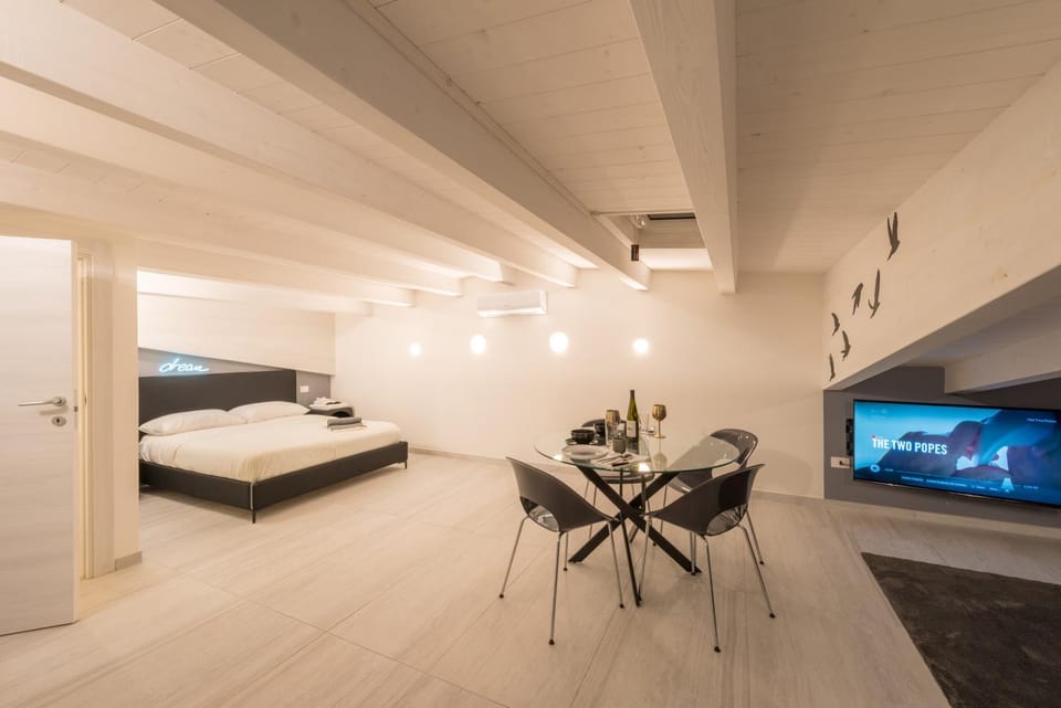 Bed, TV and multimedia, Photo of the whole room, Bedroom, air conditioner