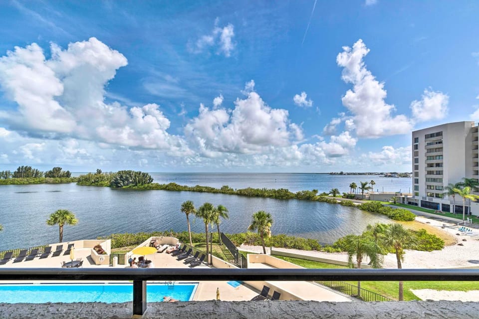 Private Beach Access & Gulf Views: Hudson Condo! House in Hudson