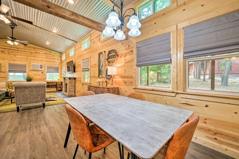 Hot Tub Relaxation! Dreamy Cabin Near Beavers Bend Cabin in Broken Bow